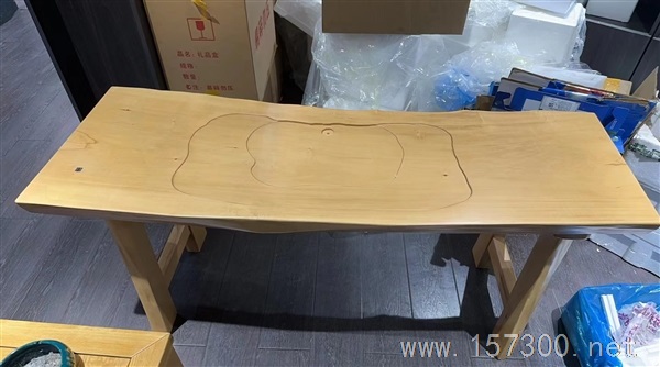 實(shí)木餐桌